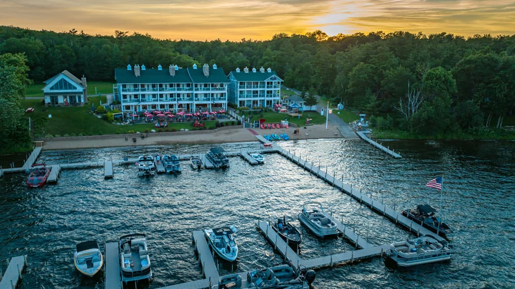 Quarterdeck Resort lodge photo